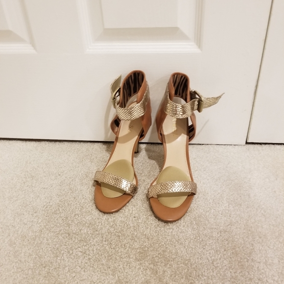 Guess sandals. Two tones colors. Can dress up any outfit - Picture 7 of 7